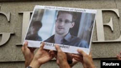 Foto Edward Snowden yang dipegang oleh para pendukungnya di Hong Kong saat berunjuk rasa di depan kantor Konsulat AS Juni 2013. (Foto: Dok)