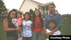 លោក ញៀន សុម៉េត Nhean Sameth និង​ក្រុម​គ្រួសារ។ លោក​គឺជា​ជនជាតិ​ខ្មែរម្នាក់​ក្នុង​ចំណោម​ជនជាតិ​ខ្មែរ​១០នាក់ ដែល​ត្រូវបាន​អាជ្ញាធរ​អាមេរិក​ចាប់​ឃុំ​ខ្លួន និង​បញ្ជូន​ទៅ​ប្រទេស​កម្ពុជា។ (រូបថត​ផ្តល់​ឲ្យ​ដោយ RELEASE MN 8)