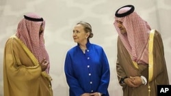 Menlu Kuwait Khaled al-Hamad, Menlu AS Hillary Clinton, dan Menlu Saudi Saud Al-Faisal berbincang dalam pertemuan di Istanbul (31/3).