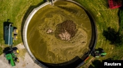 A liquid manure tank filled with dairy manure is seen in Wallenstein, Ontario. (Husky Farm Equipment Ltd./Handout via REUTERS)
