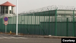 在中国西部新疆地区阿图什昆山工业园区，周围可以看到一座警卫塔和带刺铁丝网的一处设施。这是新疆地区越来越多的拘留营之一。
