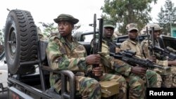 ፎቶ ፋይል፡ የኤም 23 አማፂ ቡድን የጎማ ከተማን ከተቆጣጠረ በኋላ ተዋጊዎቹ በክፍት መኪና ላይ ተቀምጠው ሲዘዋወሩ ይታያሉ፣ የካቲት 22 ቀን 2017 ዓ.ም.