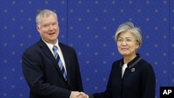 លោកស្រី Kang Kyung-wha (រូប​ស្តាំ) រដ្ឋមន្ត្រី​ការបរទេស​កូរ៉េ​ខាង​ត្បូង ចាប់​ដៃ​ជាមួយ​នឹង​លោក Stephen Biegun បេសកជន​ពិសេស​អាមេរិក​ប្រចាំ​កូរ៉េ​ខាង​ជើង ក្នុង​កិច្ចប្រជុំ​មួយ​ដើម្បី​ពិភាក្សា​លើ​បញ្ហា​នុយក្លេអ៊ែរ​កូរ៉េ​ខាង​ជើង នៅ​ក្រសួង​ការបរទេស​កូរ៉េ​ខាង​ត្បូង កាលពី​ថ្ងៃទី២៩ ខែតុលា ឆ្នាំ២០១៨។