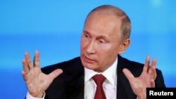 یک مرد مسلح طرفدار روسیه سلاحش را به پسر کوچکی داده تا تصویر پدرش را نشانه گیری کند - کوستیانتینیوکا، ۲۸ آوریل ۲۰۱۴