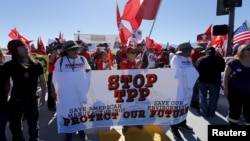 បាតុករ​​ប្រឆាំង​នឹង​​លោក​ប្រធានាធិបតី​ អូបាម៉ា ​​ចំពោះ​​កិច្ចព្រមព្រៀង​​ TPP កាល​ពី​ឆ្នាំ​២០១៦ នៅរមណីយដ្ឋាន Sunnylands រដ្ឋ​កាលីហ្វ័រញ៉ា​។