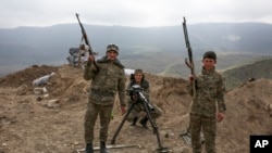 ទាហាន​អាមេនី​ឈរ​ជើង​នៅ​ជិត​ជួរ​មុខ​ក្នុង​តំបន់​ Nagorno-Karabakh ប្រទេស​អាស៊ែបៃ​ហ្សង់ កាល​ពី​ខែដើម​ខែ​មេសា ឆ្នាំ២០១៦។