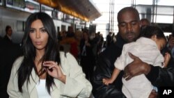 Kim Kardashian dan suaminya Kanye West bersama putri mereka North di Los Angeles, California (Foto: dok). 