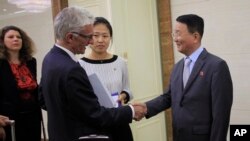 Mark Andrew Lowcock, Wakil Sekretaris Jenderal PBB untuk Masalah kemanusiaan dan rombongan, tiba di Bandara Pyongyang, Senin, 9 Juli 2018.