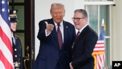 នាយករដ្ឋមន្ត្រីអង់គ្លេស លោក Keir Starmer ត្រូវបានទទួលស្វាគមន៍ដោយប្រធានាធិបតីអាមេរិក លោក Donald Trump នៅពេលលោកមកដល់សេតវិមាន ថ្ងៃទី២៧ ខែកុម្ភៈ ឆ្នាំ២០២៥។