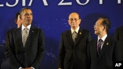 美国总统奥巴马(左)、缅甸总统吴登盛(中)和中国总理温家宝11月19日在印尼巴厘岛