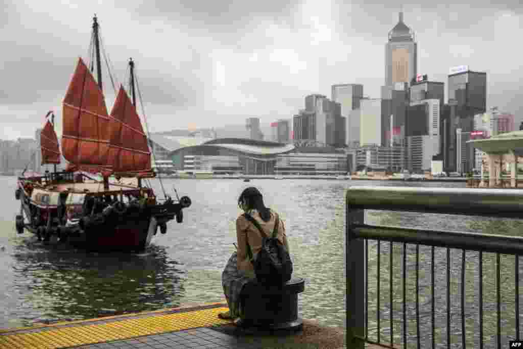 ទូកចាស់​មួយ​ចូល​កំពង់ផែ​នៅ​ក្នុង​ភាគកណ្តាល​ហុងកុង។ &nbsp;