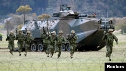 资料照：日本陆上自卫队快速反应部队成在佐世保市的一个陆上自卫队训练营地进行训练。（2018年10月2日）