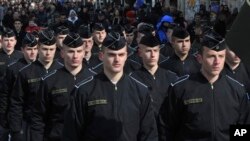 Pasukan Keamanan Kosovo berbaris dalam parade militer di ibukota Pristina untuk memperingati ulang tahun kelima negara yang menyatakan kemerdekaanya dari Serbia (foto, 17/2/2013). 