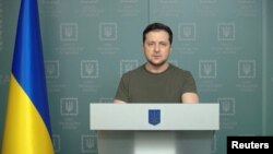 Presiden Volodymyr Zelenskyy menyakinkan rakyat Ukraina untuk terus berjuang melawan invasi Rusia di Kyiv, Minggu (27/2).