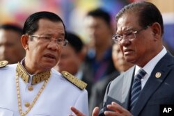 រូបឯកសារ៖ លោក​នាយក​រដ្ឋមន្ត្រី ហ៊ុន សែន និង​លោក ស ខេង ឧបនាយក​រដ្ឋមន្ត្រី និង​ជា​រដ្ឋមន្ត្រី​ក្រសួង​មហាផ្ទៃ ឈរ​និយាយ​គ្នា ខណៈ​ពួកគេ​រង់ចាំ​ចូលរួម​ពិធី​បុណ្យ​ឯករាជ្យ​ជាតិ នៅ​រាជធានី​ភ្នំពេញ ប្រទេស​កម្ពុជា កាលពី​ថ្ងៃទី៩ ខែវិច្ឆិកា ឆ្នាំ២០១៧។