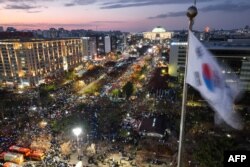 2024년 12월 7일 한국 국회의사당 주변에서 윤석열 대통령 퇴진을 요구하는 집회가 열렸다.