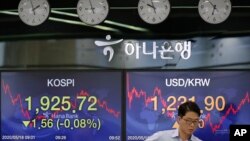 រូបឯកសារ៖ អ្នកជួញដូររូបិយបណ្ណមួយនៅផ្សារហ៊ុនកូរ៉េ (KOSPI) ក្នុងក្រុងសេអ៊ូល ប្រទេសកូរ៉េខាងត្បូង។ 