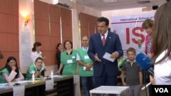 პრეზიდენტი სააკაშვილი ხმის მისაცემად, მეუღლესთან და შვილთან ერთად