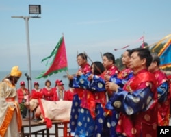 连江县县长杨绥生(前排右一)等人在“妈祖升天祭”大典中焚香祭祀