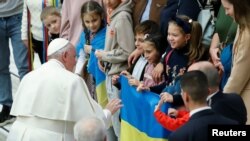 Papa Francis katika mkutano wake na hadhara wa kila wiki huko Vatican Picha na Reuters.