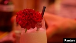 บาร์ค็อกเทลใช้ดอกไม้กินได้จากร้าน Fleurivore ในกรุงปารีส ฝรั่งเศส มาประดับเมนู (Reuters)