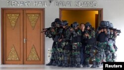 FILE - Members of the Indonesian Security Force evacuate a "VIP" during an anti-terror drill at Jakarta Convention Center.