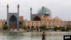 Alun-alun Naqsh-e Jahan yang bersejarah di Isfahan, Iran, 12 April 2018. Presiden AS Donald Trump mengancam akan mengebom situs-situs budaya Iran. (Foto: AFP)