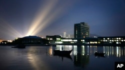 북한 원산 송도원 호텔과 주변 야경.