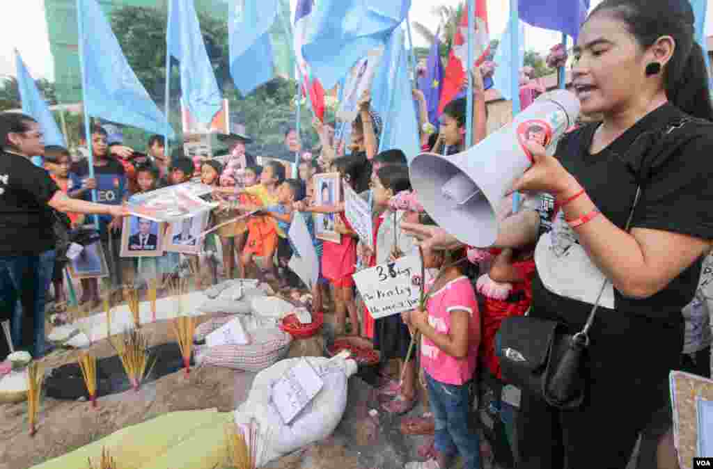 អ្នកស្រី​ ទេព វន្នី ​​តំណាង​សហគមន៍​បឹងកក់​ថ្លែង​នៅ​ក្នុង​យុទ្ធនាការ​&laquo;ថ្ងៃ​ច័ន្ទ​ពណ៌ខ្មៅ​&raquo;​សប្ដាហ៍ទី​១៥​ ដើម្បី​ទាមទារ​យុត្តិធម៌​ជូន​​លោក​ កែម ឡី​ និង​មន្រ្តី​សិទ្ធិមនុស្ស​នៃ​អង្គការ​អាដហុក​ មន្រ្តី.គ.ជ.ប នៅ​រាជធានី​ភ្នំពេញ​ នា​ថ្ងៃ​ច័ន្ទ ទី​១៥ ខែ​សីហា ឆ្នាំ​២០១៦។អ្នកស្រី​ ទេព វន្នី​ ​ត្រូវ​កម្លាំង​សមត្ថកិច្ចចាប់ខ្លួន​ ខណៈពេល​ដែល​កំពុង​ធ្វើ​យុទ្ធនាការ​នេះ។ ​(ឡេង ឡែន/VOA)