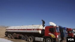 Truk-truk kosong warga Afghanistan masih menunggu pasokan BBM dari Iran di provinsi Herat, Afghanistan.