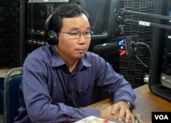 រូបឯកសារ៖ លោក ច័ន្ទ សុផល សេដ្ឋវិទូ​និង​ជា​អ្នក​នាំពាក្យ​នៃ​សមាគម​សេដ្ឋកិច្ច​កម្ពុជា ចូល​រួម​ជា​វាគ្មិន​នៅ​ក្នុង​កម្មវិធី​ហេឡូវីអូអេ​។ (លឹម សុធី/វីអូអេ)