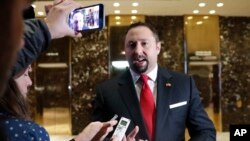 លោក Jason Miller អ្នក​នាំពាក្យ​និង​ជា​ទីប្រឹក្សា​របស់​ប្រធានាធិបតីជាប់ឆ្នោត ដូណាល់ ត្រាំ ថ្លែង​ទៅកាន់​អ្នក​សារព័ត៌មាន​កាល​ពីខែ​វិច្ឆិកា នៅ​ទីក្រុងញូវយ៉ក។