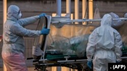 បុគ្គលិកសុខាភិបាលកំពុងបញ្ជូនអ្នកជំងឺកូវីដ១៩ នៅមន្ទីរពេទ្យ Gemelli នៅទីក្រុងរ៉ូម ប្រទេសអ៊ីតាលី ថ្ងៃទី១៦ ខែមីនា ឆ្នាំ២០២០។