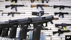 Pistol dan berbagai senjata serbu dijual di sebuah toko senjata di Springfield, Illinois, AS (foto: ilustrasi). 
