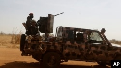 Foto ilustrasi yang menunjukkan tentara Nigeria bergerak melewati sebuah area di Kankara, Nigeria, pada 16 Desember 2020. (Foto: AP/Sunday Alamba)