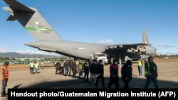Máy bay quân sự Mỹ đưa những người di cư bị trục xuất đến Guatemala vào ngày 24/1/2025. Nhà Trắng hôm 26/1/2025 cho biết Colombia đã đồng ý tiếp nhận máy bay quân sự chở những người di cư bị trục xuất về nước.