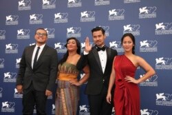 (Ki-ka) sutradara Joko Anwar, aktris Maera Panigoro, aktor Chicco Jerikho, dan aktris Tara Basro, saat mewakili film "A Copy Of My Mind" di ajang Venice Film Festival ke-27 di Venesia, Italia, 11 September 2015 (Dok: Joel Ryan/Invision/AP)