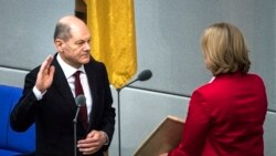 New elected German Chancellor Olaf Scholz is sworn in by parliament President Baerbel Bas in the German Parliament Bundestag in Berlin, Wednesday, Dec. 8, 2021. (Photo/Stefanie Loos)