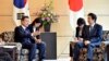 PM Jepang Shinzo Abe (kanan) menerima Presiden Korea Selatan Moon Jae-in di Tokyo, 9 Mei 2018 (foto: dok). 