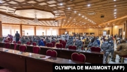 Des personnes assistent à l'ouverture du procès des auteurs présumés de l'assassinat de Thomas Sankara à Ouagadougou, le 11 octobre 2021