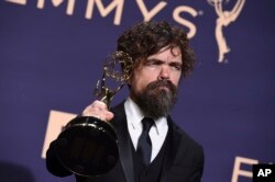 پیتر دینکلج برای «بازی تاج و تخت» جایزه بهترین بازیگر مرد نقش مکمل در یک مجموعه درام را گرفت