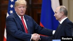 AQSh Prezidenti Donald Tramp (chapda) Rossiya rahbari Vladimir Putin bilan, Xelsinki, Finlyandiya, 2018-yil 16-iyul.