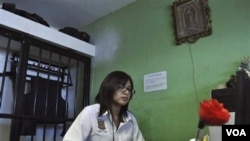 Marisol Valles Garcia di kantornya sebagai kepala polisi kota Praxedis G. Guerrero, setelah acara sumpah jabatan, Rabu 20 Oktober 2010.