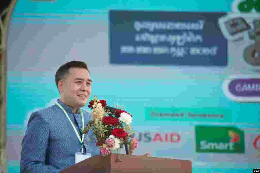 &nbsp;លោក Allen Tan​ ស្ថាបនិក​​និង​នាយក​គ្រប់គ្រង​អង្គការ​ស្ទែម​កម្ពុជា​ ថ្លែង​សុន្ទរកថា​នៅ​ក្នុង​មហោស្រព​ជាតិ​ស្តី​ពីវិទ្យាសាស្រ្ត​និង​​វិស្វកម្ម​លើកទី​៥​ឆ្នាំ​២០១៩​ កាលពី​ថ្ងៃទី​២១ ខែកុម្ភៈ ឆ្នាំ២០១៩​ នៅពហុ​កីឡាដ្ឋាន​អូឡាំពិក​ រាជធានី​ភ្នំពេញ​ ប្រទេស​កម្ពុជា។ (ទុំ ម្លិះ/VOA)