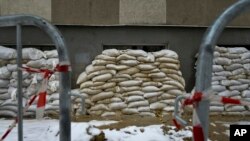 Vreće s pijeskom prekrivaju prozore stambene zgrade u Belgorodu, Rusija, petak, 26. januara 2024. U raketnom napadu na grad u blizini ukrajinske granice 30. decembra ubijeno je 25, a povrijeđeno 109 ljudi.