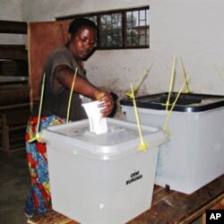 A Burundian voter casts her vote at a polling station in Burundi's capital, Bujumbura (File Photo - 23 Jul 2010)