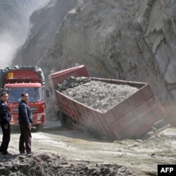 糟糕的路况和抛锚的车辆