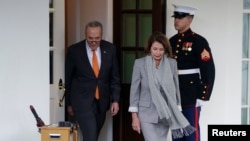 众议院议长佩洛西和参议院少数党领袖舒默就政府关门问题与总统特朗普的谈判破裂，两人离开白宫。(2019年1月9日)