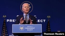 조 바이든 미국 대통령 당선인이 28일 델라웨어주 윌밍턴 대통령직 인수위원회 본부에서 미국과 중국 관계에 대해 연설하고 있다. 