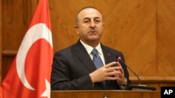 Menlu Turki Mevlut Cavusoglu dalam konferensi pers di Amman, Yordania, 19 Februari 2018.